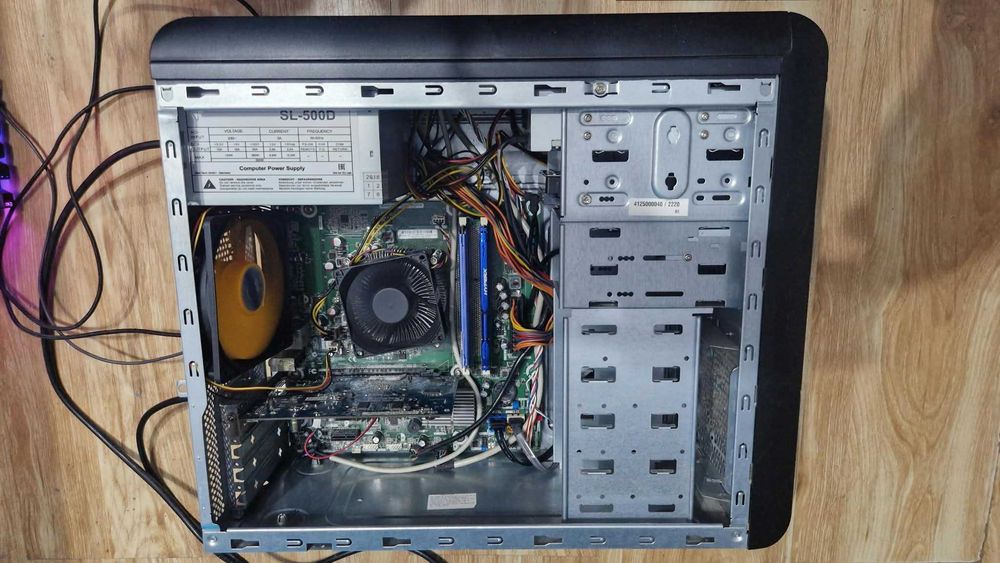 Vand PC AMD cu WiFi/8GB DDR3/HDD 500GB/DVD/Card Reader/AMD 4650/W10 la 200lei