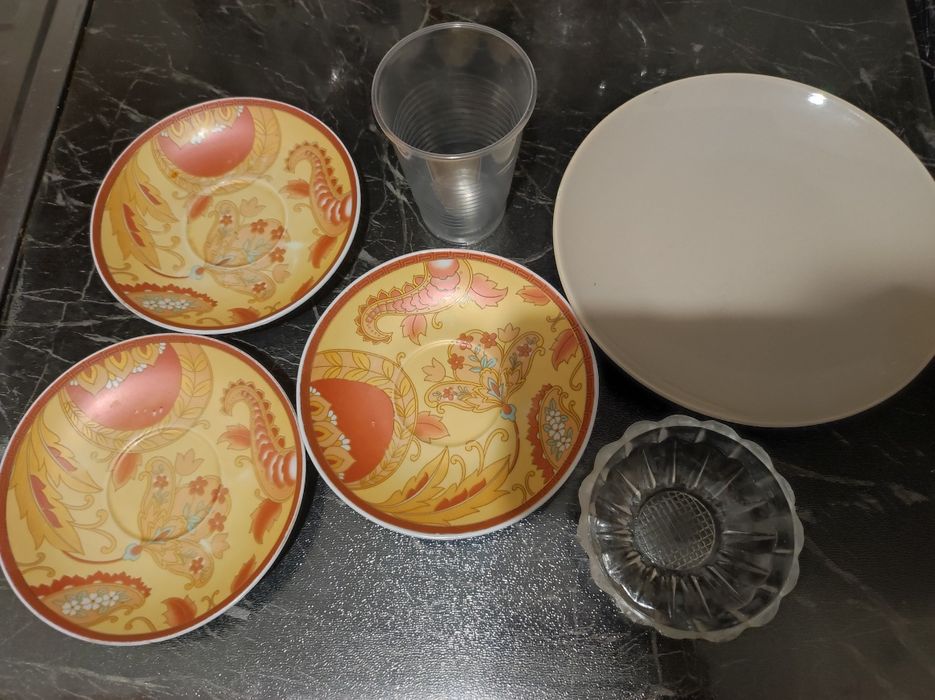 Посуда и столовые приборы за Барни