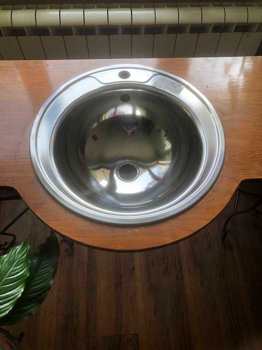 Две елегантни стоманени мивки за вграждане – ф 49 см и плот за едната