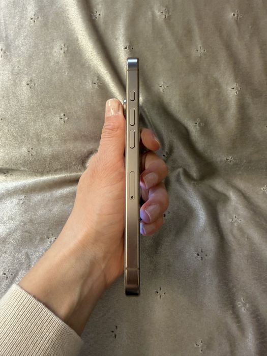 Продавам  iphone 16 pro/128 GB в перфектно състояние