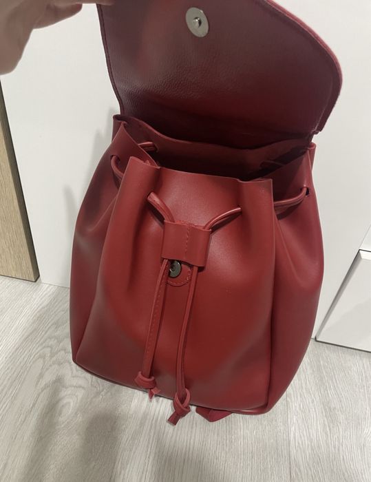 Червена дамска раница