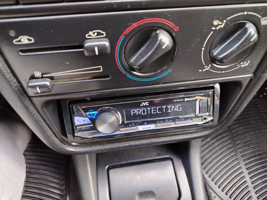 Продавам Cd радио със блутут и Usb