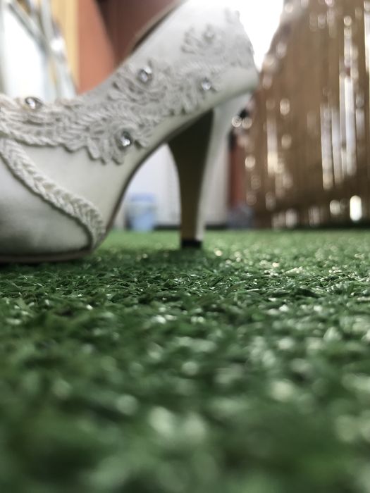 Pantofi albi de mireasa