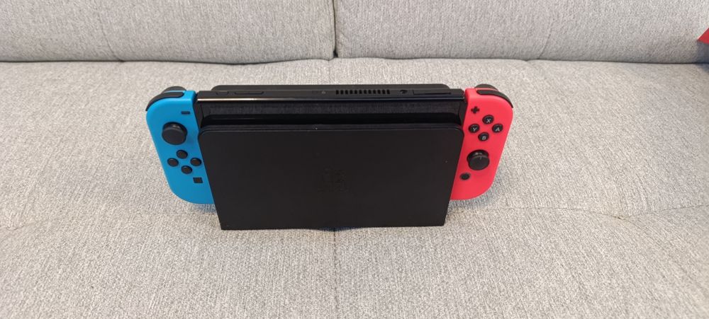 Nintendo switch oled + 2 игри и 2 калъфа