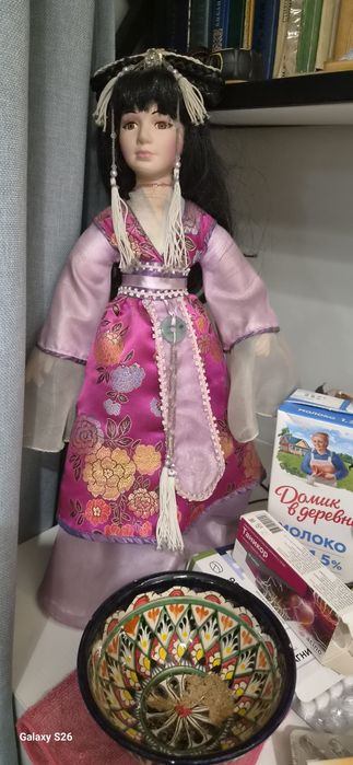 Кукла фарфоровая