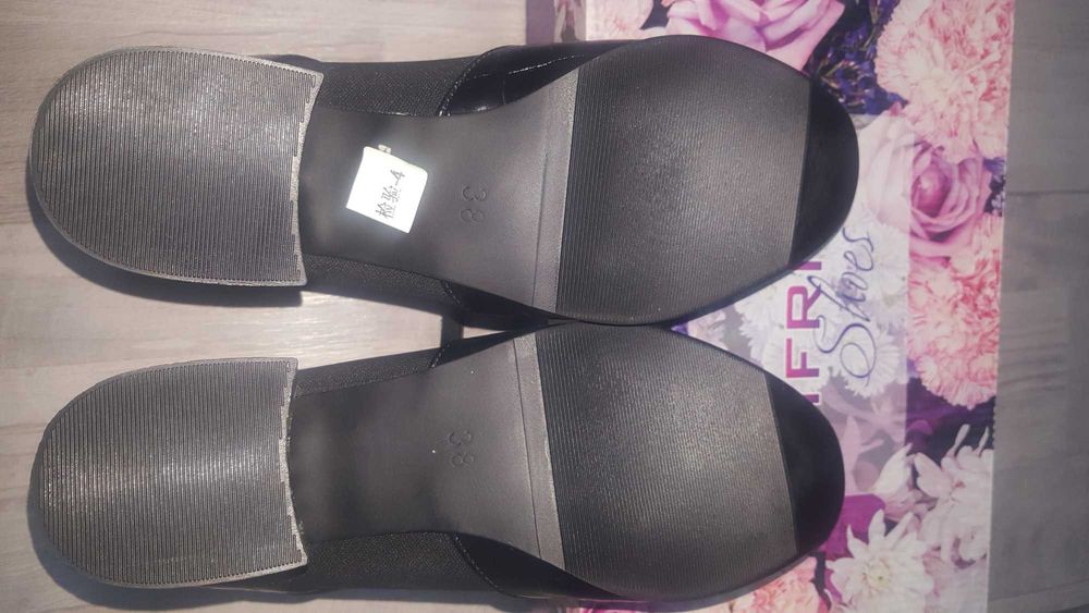 Аёллар оёқ кийими