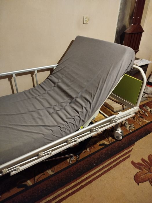 Механично болнично легло