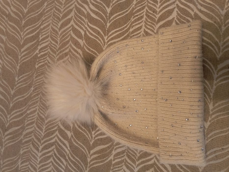 Зимни шапки и шал