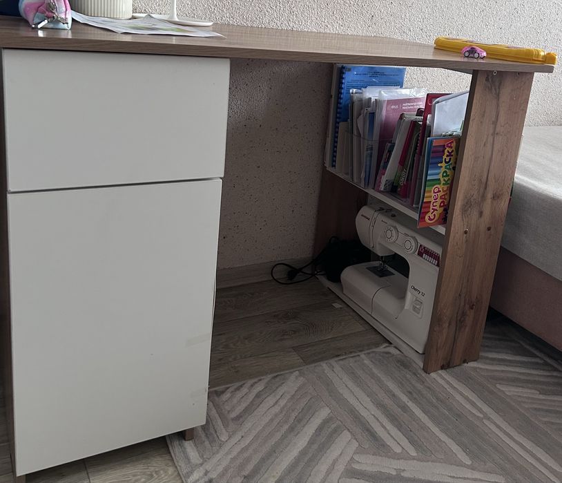 стол учебный или писменный