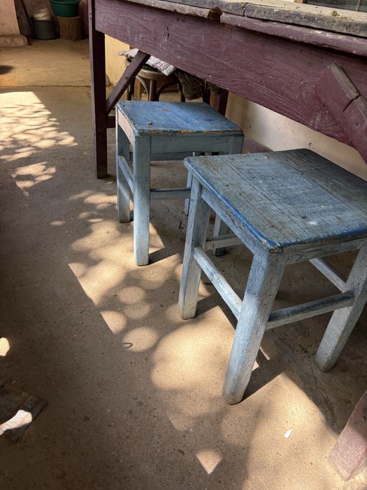 Vand mobilier vechi , ladoi , carpete cusute manual , multe lucru vechi de 100 de ani