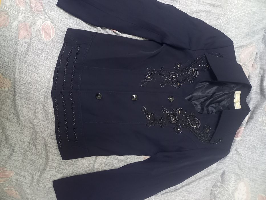 Костюм юбка. Кизил ва кук рангда. Размер xl.