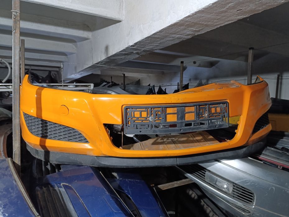 Бампер передний на Опель Астра Н