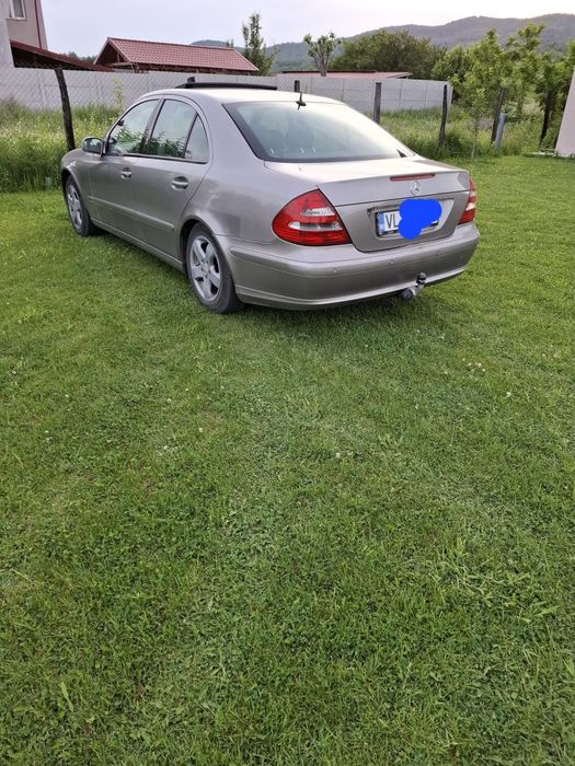 Vând Mercedes E class!