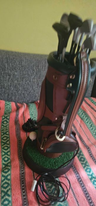 Telefon vintage cu crose de golf, geantă de golf,