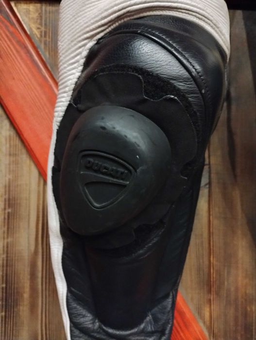 Екип от две части и ботуши Ducati.