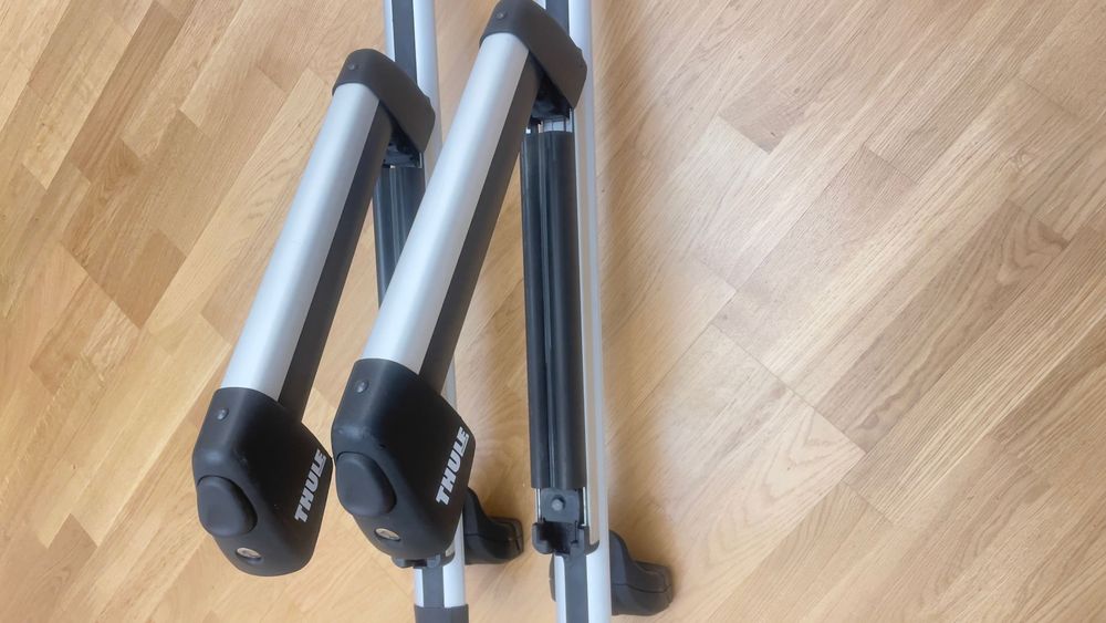 Комплект лыжных креплении THULE, вместе с рейлингами.