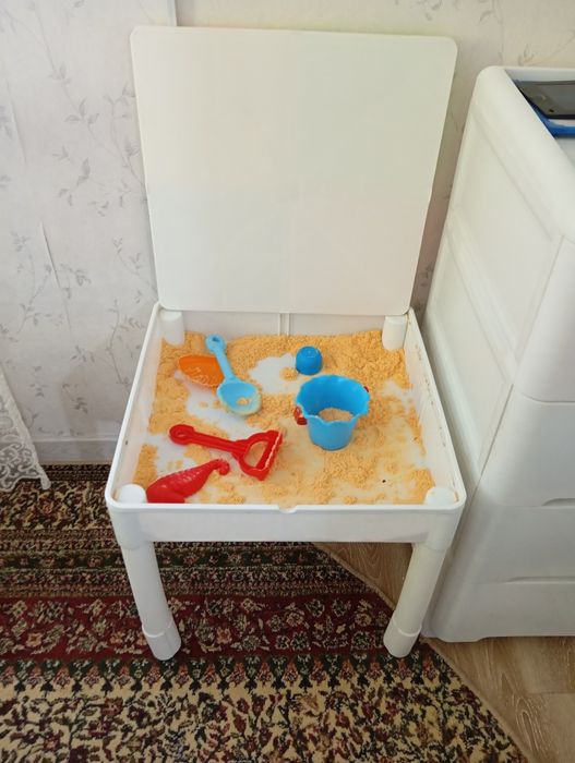 Продам столик Лего с пуфиком