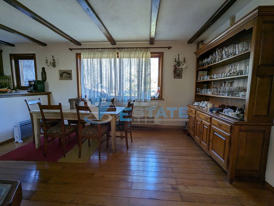 Двуетажна масивна къща в автентичен стил в близост до град Трявна