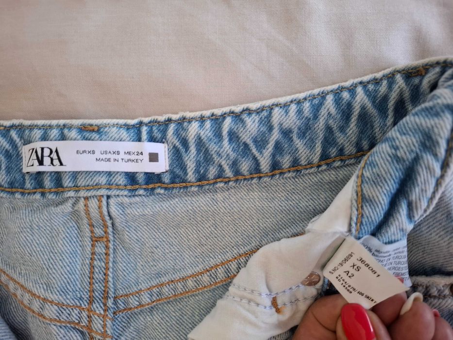 ZARA, Дънкова пола с декоративни скъсвания и разнищен подгъв.