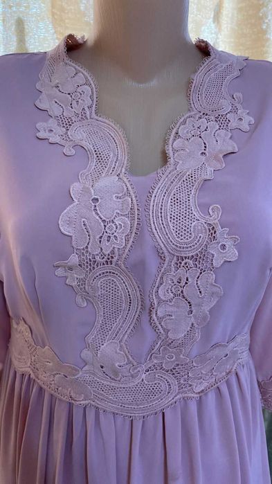 Розовое нарядное платье