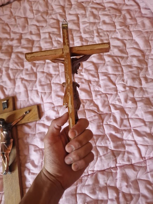 Голям кръст и фигура на Дева Мария