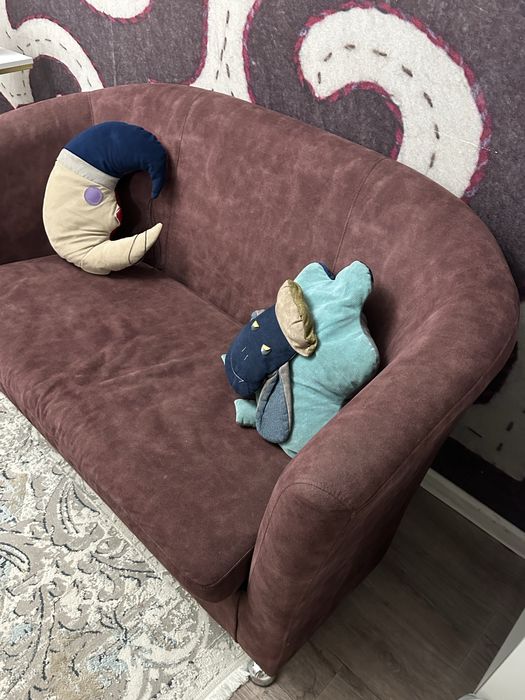 Компактный диван с подушками