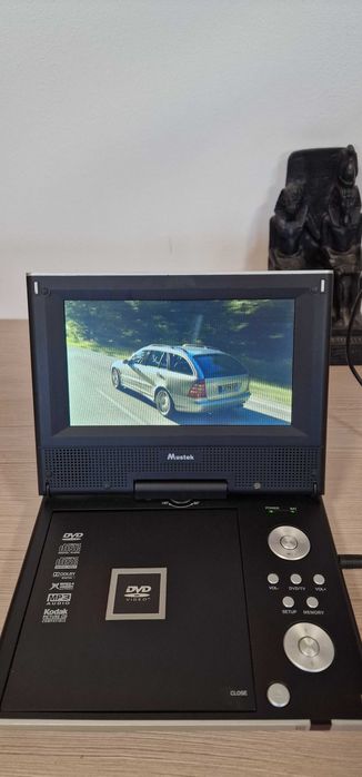 ПРЕНОСИМ DVD ПЛЕЪР MUSTEK С 7″ ЕКРАН с работеща батерия и пълен комплект