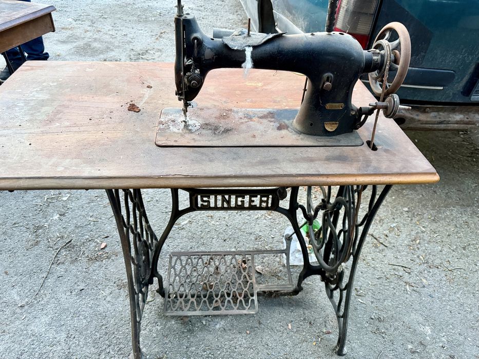 Ретро шевна машина с маса