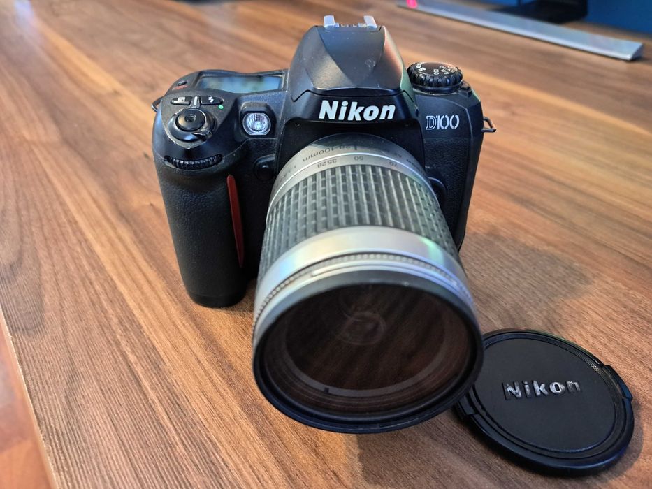 Nikon D100 + Obiectiv 28-100mm