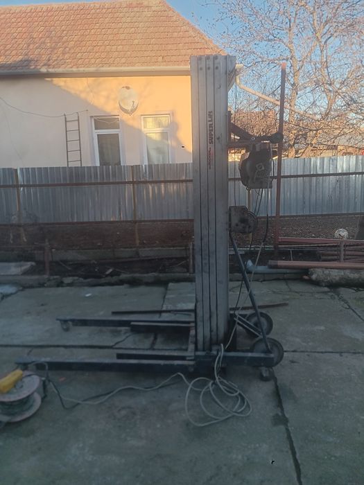 Vând lift construcții