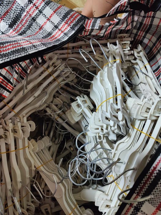 Плечики, разные.