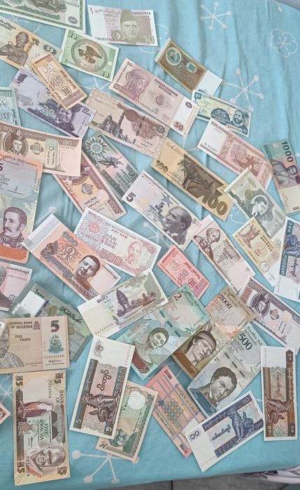 Lot 100 de bancnote din 50 de țări în folii