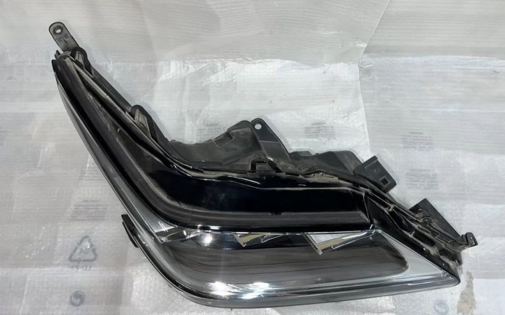 Фара правая на Lexux LX 570
