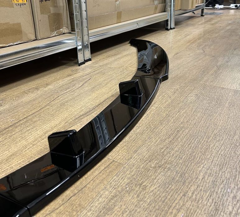 Спойлер/Нож предна броня Макстън BMW E90/E91 – черен гланц – фейслифт