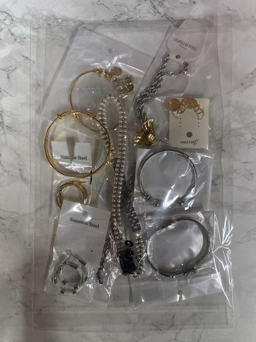 Мистериозна торбичка с бижута с 10бр висококачествени бижута.