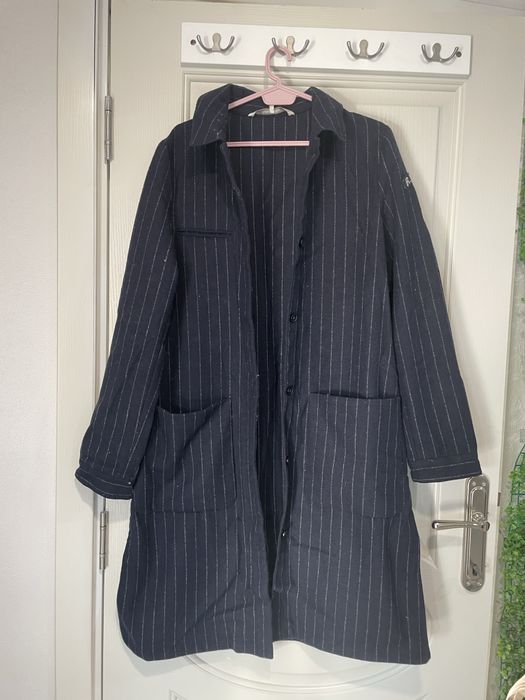 Тъмно синьо раирано палто