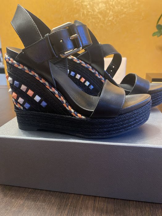 Кожени сандали на платформа марка RAS