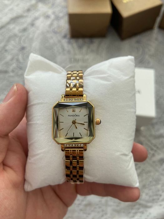 Продаются женские часы