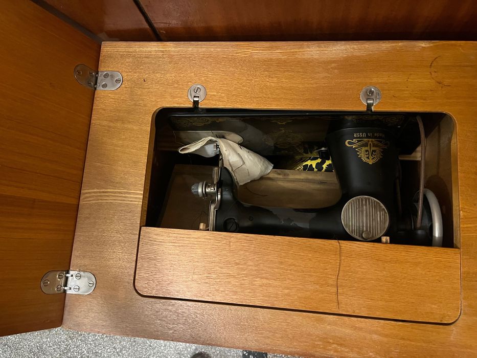 Оригинална крачна шевна машина Union в дървен шкаф