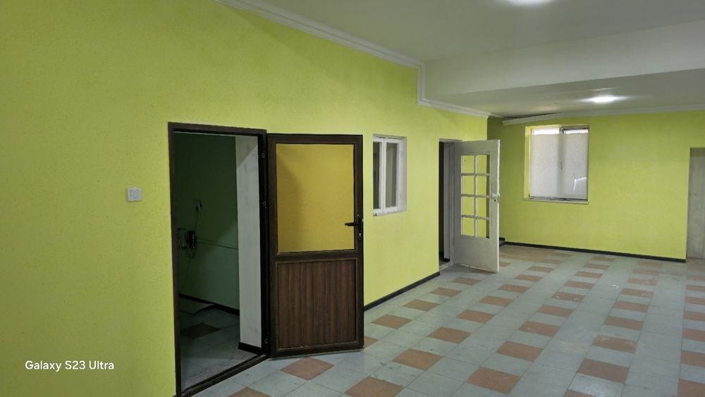 Guliston tumani 4- Mikro rayonda ishlab turga naturar bino sotiladi