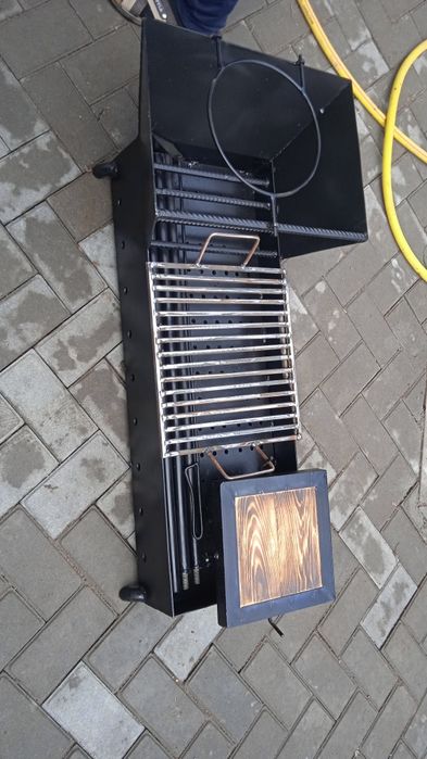 Мангал со столикам и разборными ножками