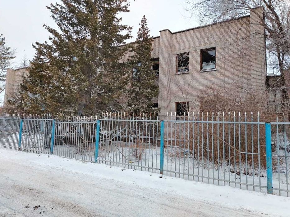 Продам здание в 3х уровнях на земельном участке  в КЖБИ