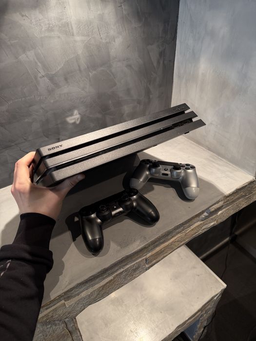 КАТО НОВ Ps4 Pro 1TB + 2 джойстика + Plants vs Zombies