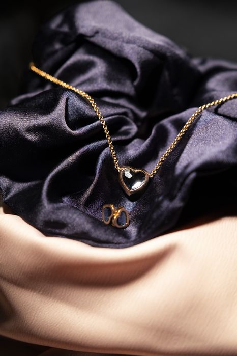 Колиета и обеци във формата на сърце.