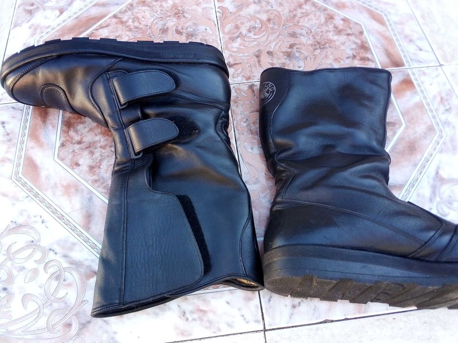 Яке две каски и два чифта мото ботуши