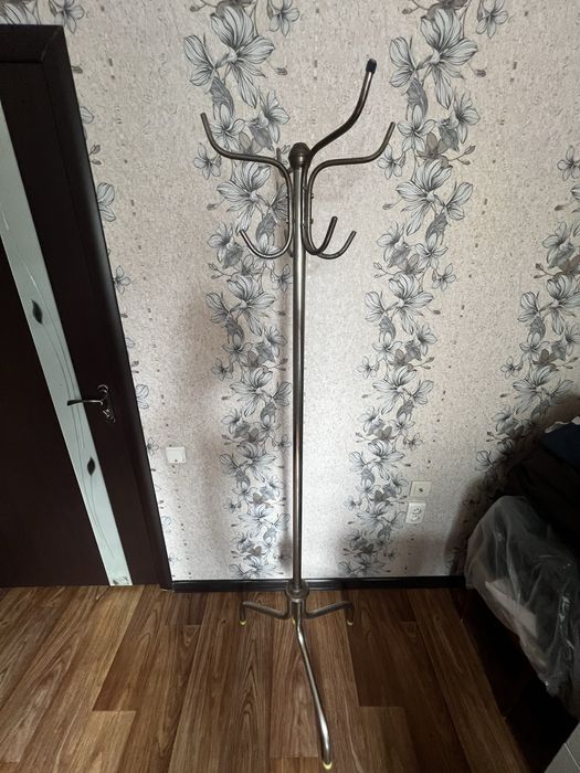 Продам вешалку металлическую