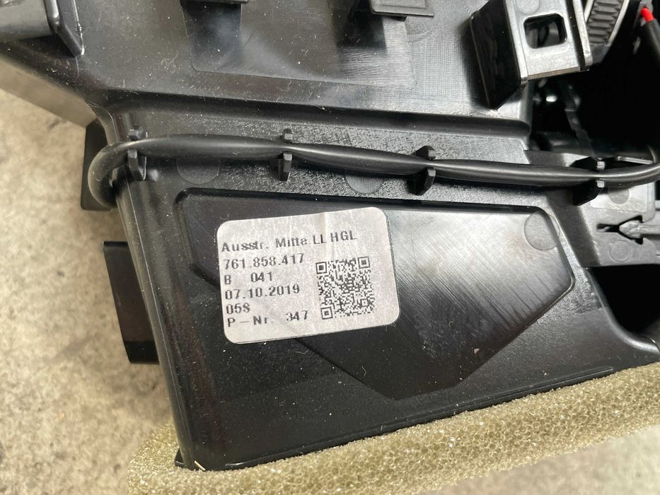 Grila aerisire bord centrala Vw Touareg CR7 cod 761858417