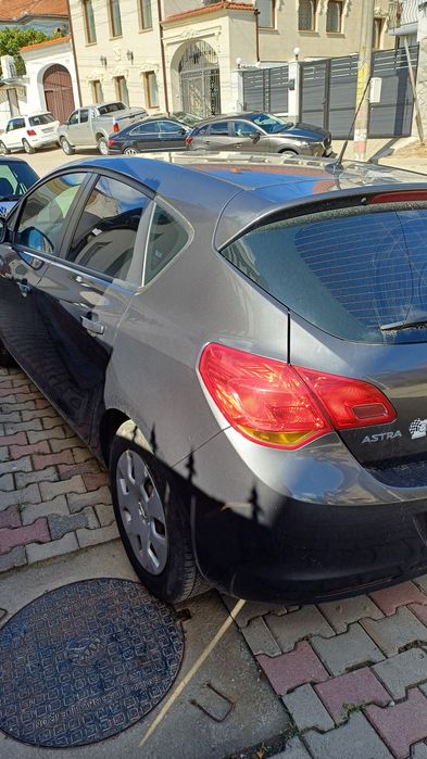Vând opel astra j2010