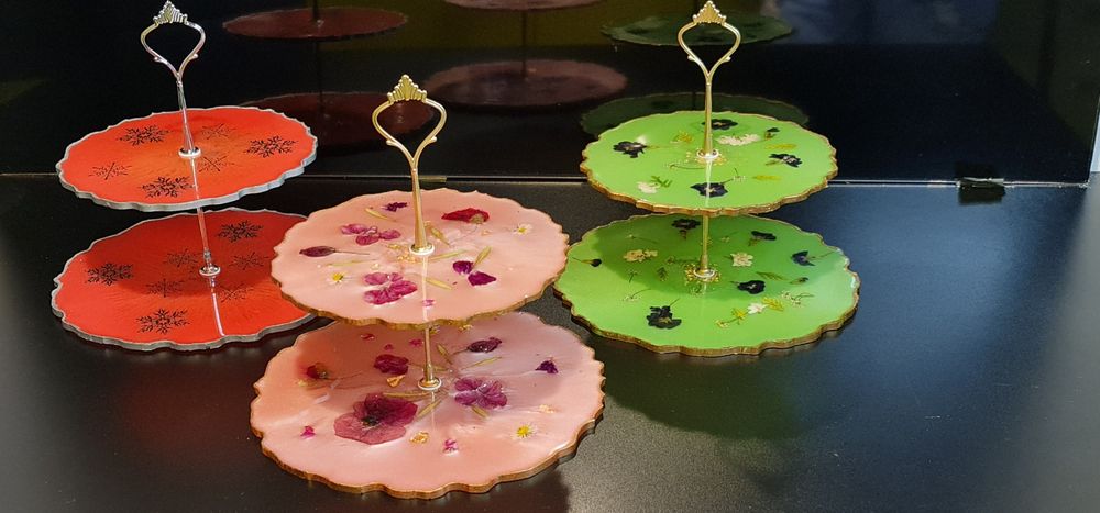 Set tocator cu suport pahare si platouri etajate din rasina epoxidica