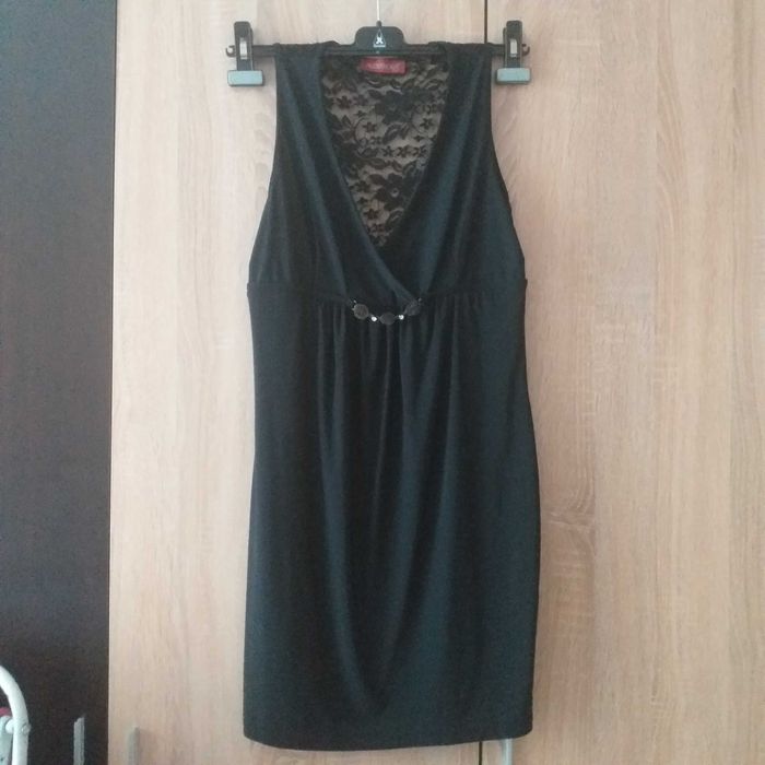 Къса черна рокля